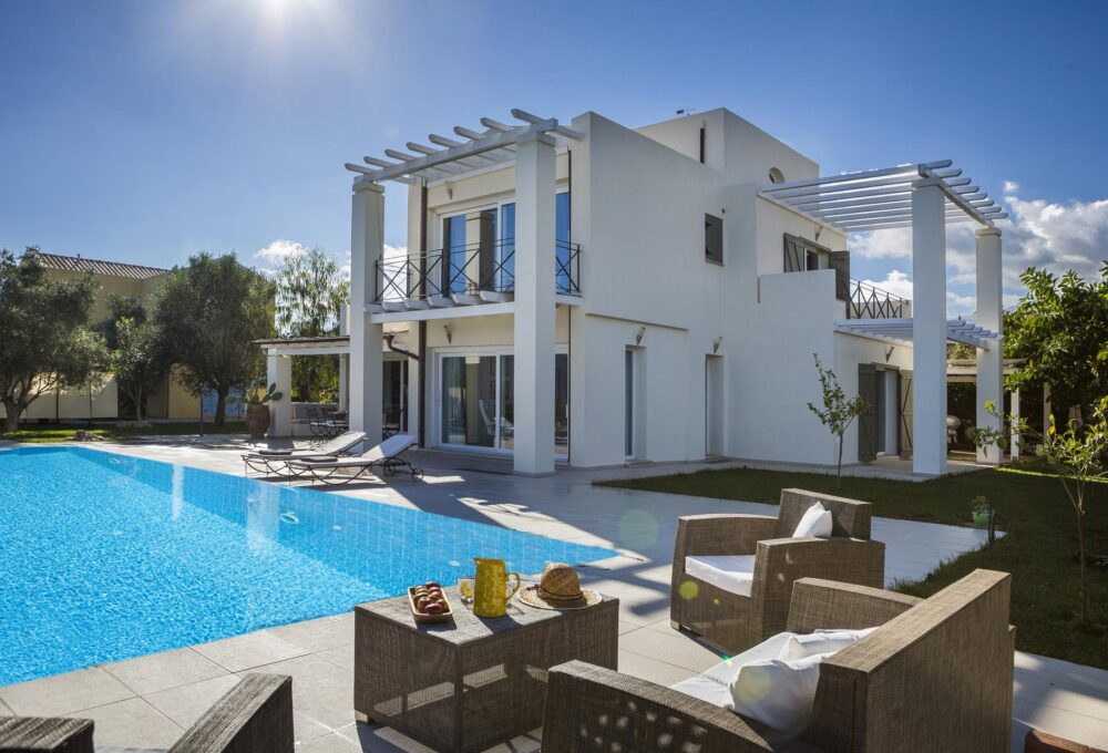 Villa Hermes is located in Karavomylos, Kefalonia. As the name of the villa reveals, you will fall in love with its enchanting bedrooms and view of the mountains and the sea, while you will enjoy the garden and the outdoor private swimming pool.